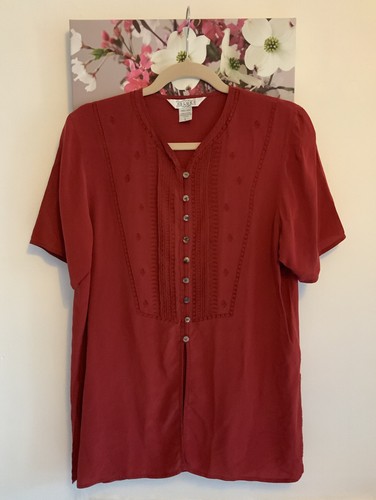 Vintage rotes besticktes